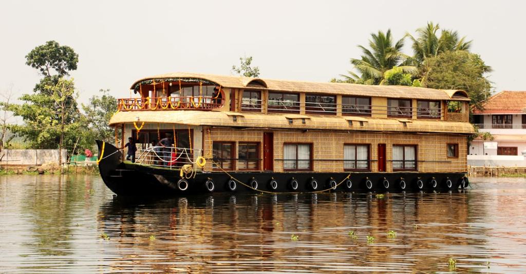 Perfect Deluxe Houseboat in Alleppey