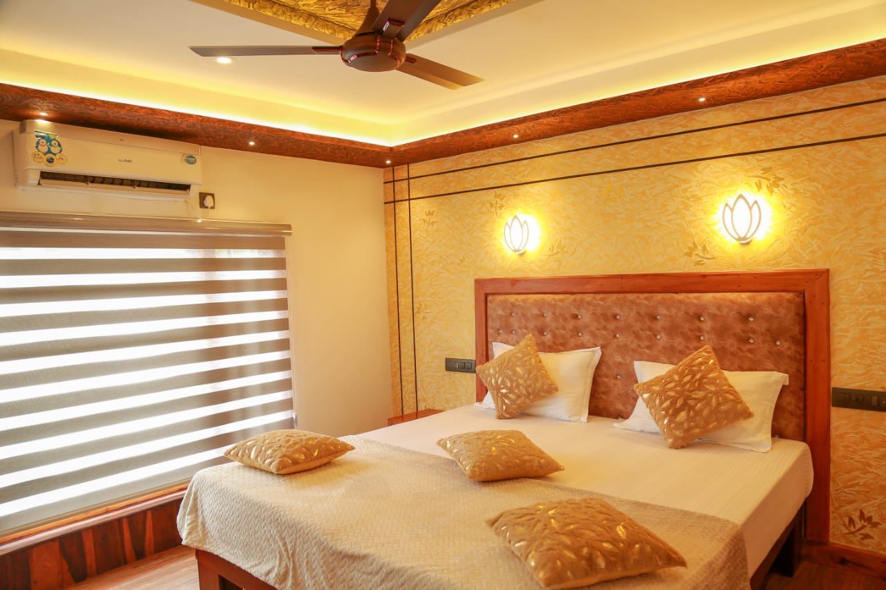 2 Bedroom Houseboat