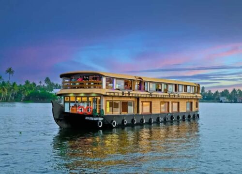 The Evolution of Houseboats: From Traditional to Modern Luxury