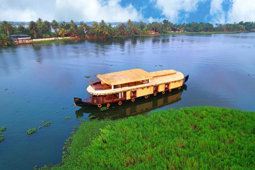 Difference between shared houseboats and private houseboats