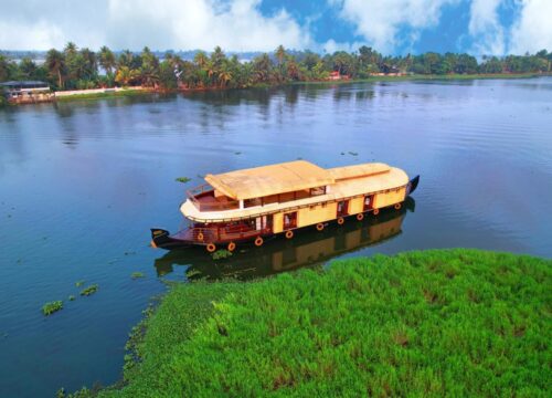 Difference between shared houseboats and private houseboats