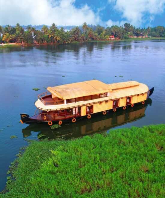 Difference between shared houseboats and private houseboats