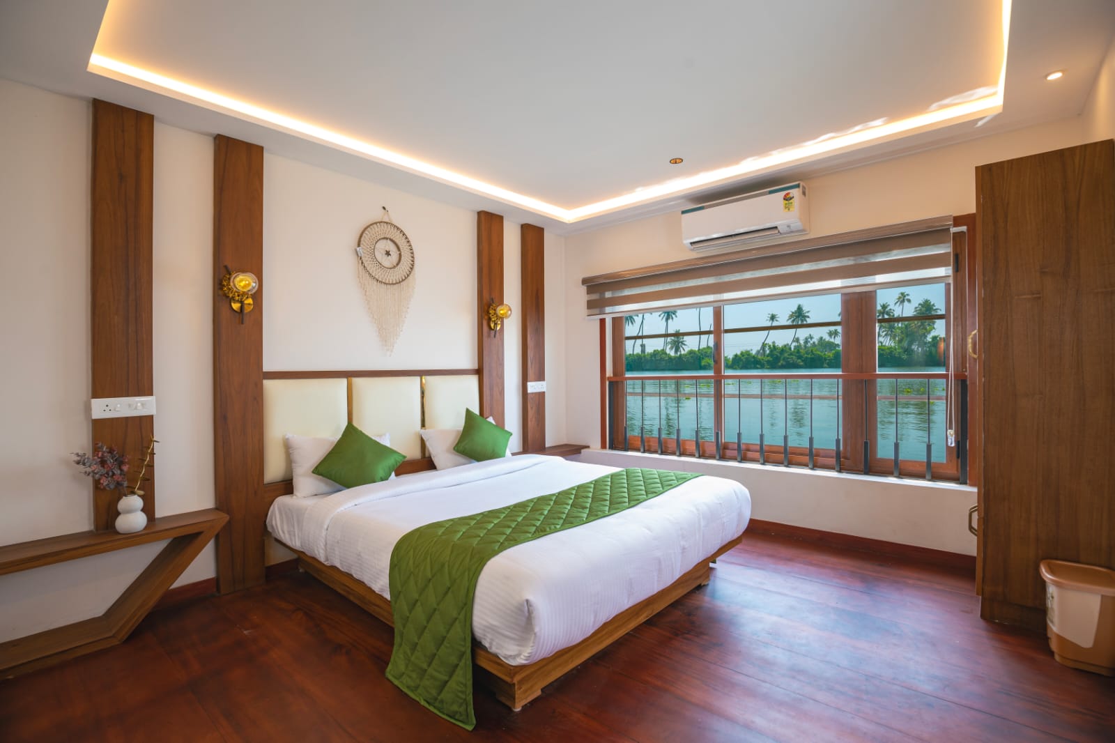 5 Bedroom Houseboat