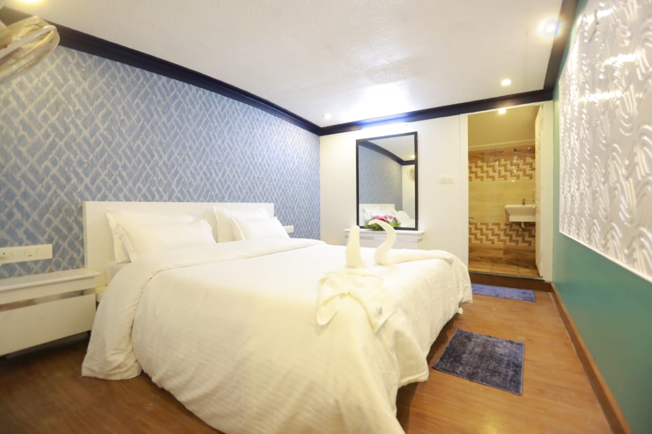 7 Bedroom Houseboat