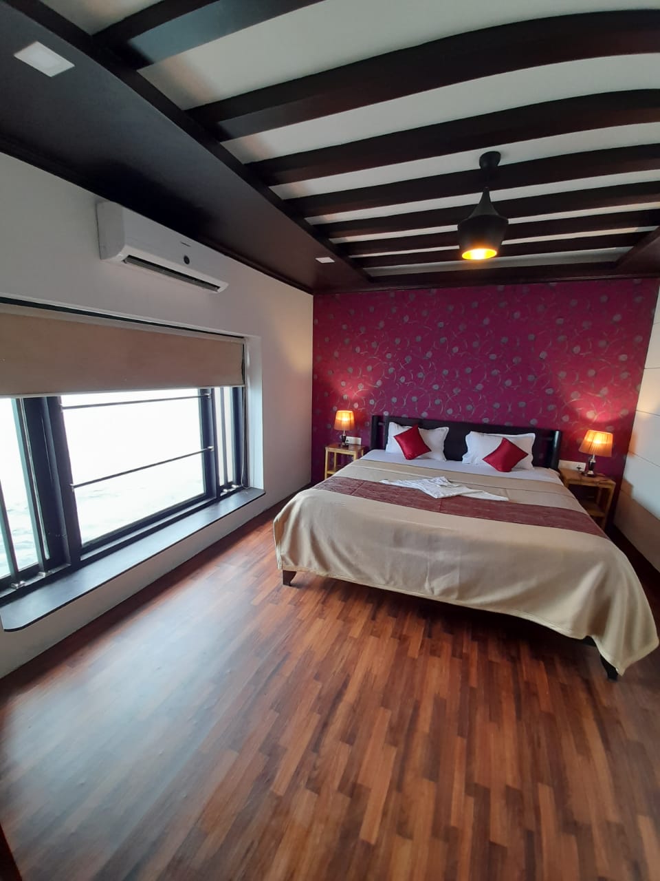 6 Bedroom Houseboat