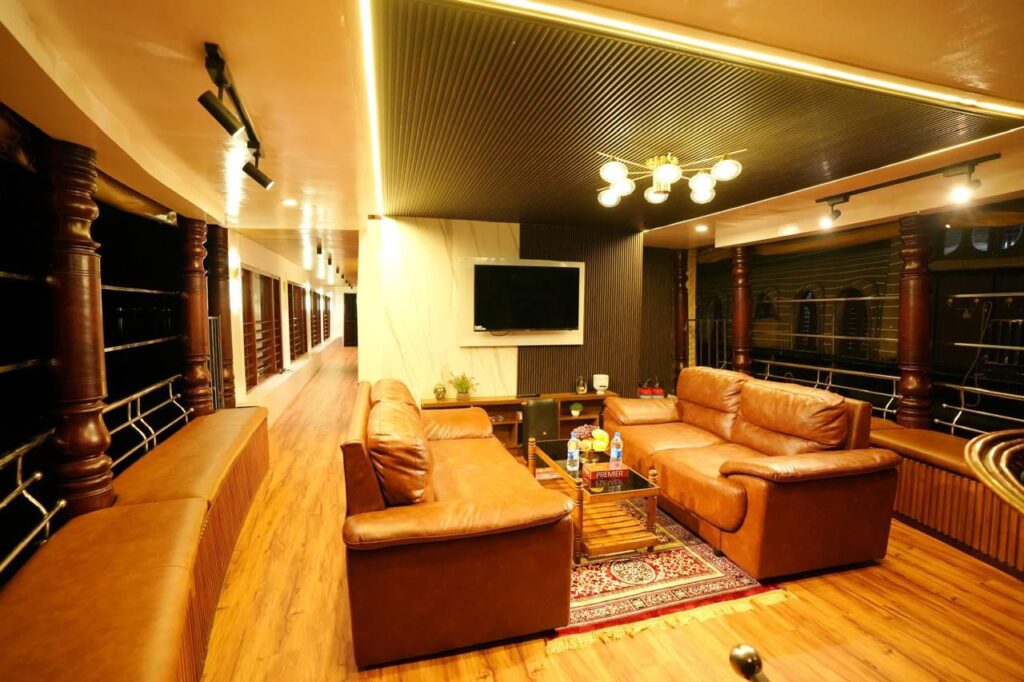 Deluxe Boat House in Alleppey